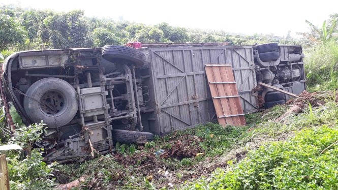 Xe giường nằm chở 35 hành khách lật nhào xuống mương nước 