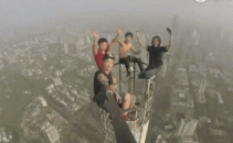 4 thanh nien lieu mang quay clip tren noc toa nha cao 450 m hinh anh 1
