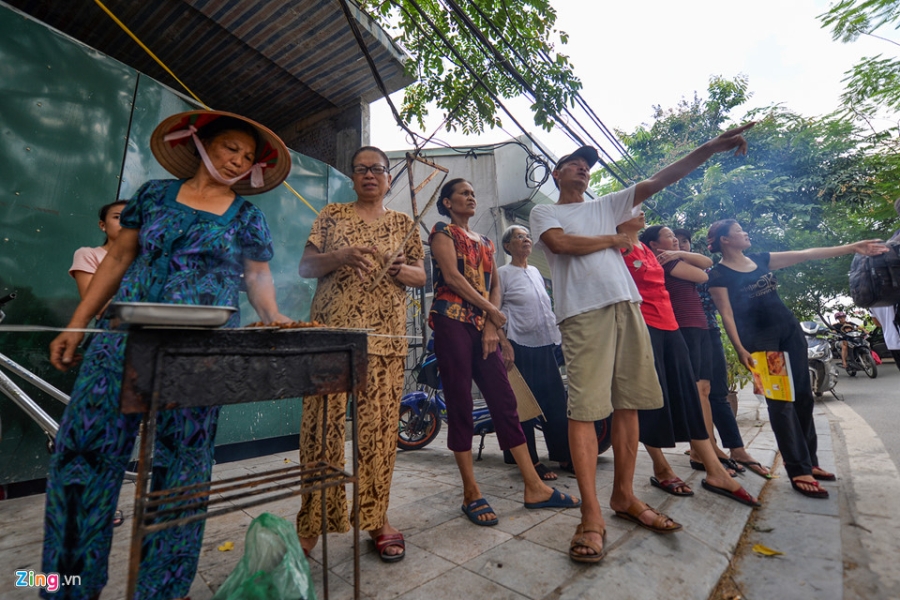 Cac gian hang o pho di bo Trinh Cong Son phai thao do vi dan phan doi hinh anh 11