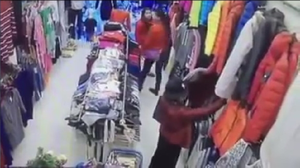 Chôm quần áo hàng hiệu về bán trên vỉa hè, bà cụ bị các shop ở Hà Nội kéo đến đòi lại đồ - Ảnh 1.