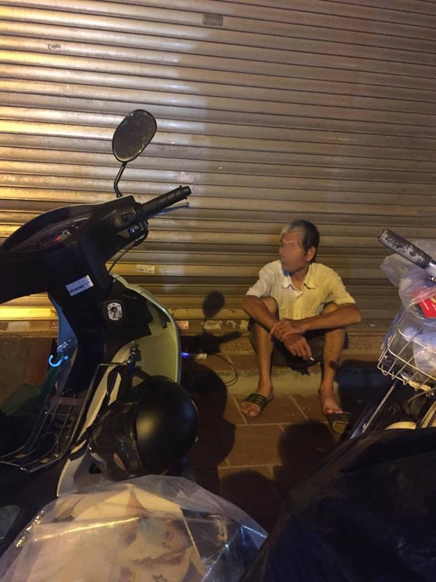 Chôm quần áo hàng hiệu về bán trên vỉa hè, bà cụ bị các shop ở Hà Nội kéo đến đòi lại đồ - Ảnh 4.