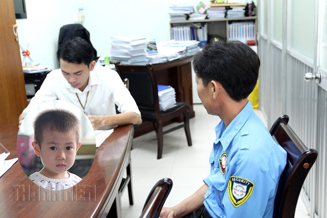 Anh Giỏi (áo xanh) tự xưng là cha ruột đến xin nhận lại bé Bin /// ẢNH: ĐỨC TIẾN