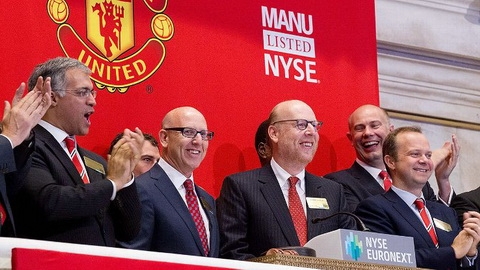 Gia dinh Glazer chuan bi ban them co phan tai Man Utd.