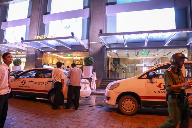 Tiếp tục ra quân giành vỉa hè ở Sài Gòn: Xử phạt nhiều taxi, ô tô sang lấn chiếm lề đường - Ảnh 12.