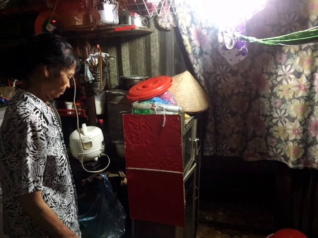 Nhà bà Nguyễn Thị Xâm trong ngõ 107 Hàng Bạc giống như một cái kho chứa đồ.