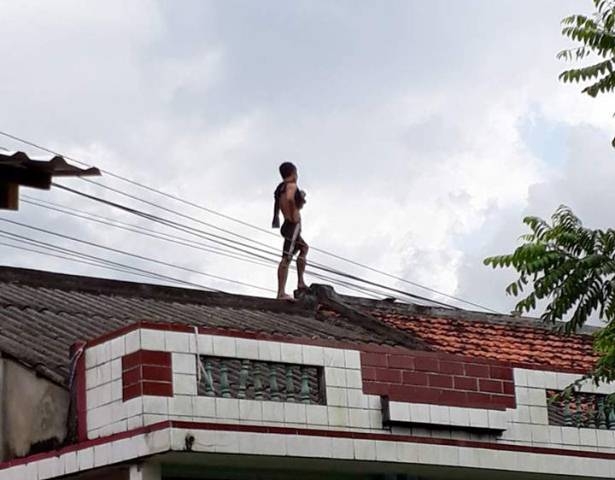  Thanh niên lạ mặt leo lên nóc nhà của người dân ở huyện Phong Điền, TP Cần Thơ 