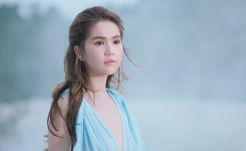 ngoc-trinh-lot-ao-lam-vu-khi-danh-dam-sau-phut-trong-phim-ngan