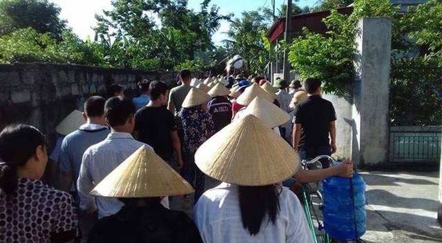 Có nhiều người đến thắp hương và chia buồn gia đình.