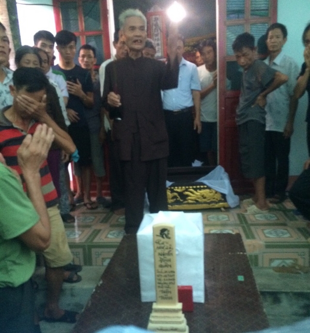 Nhiều người òa khóc nức nở, thương tiếc cho chàng trai trẻ tài hoa bạc mệnh.