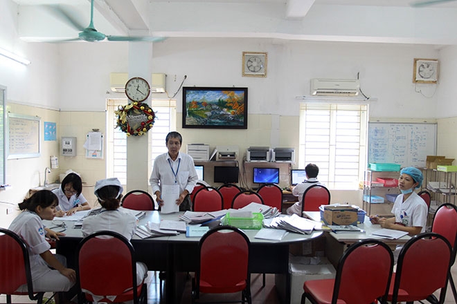 nu dieu duong mang thai sap de van cang minh chong sot xuat huyet hinh anh 1