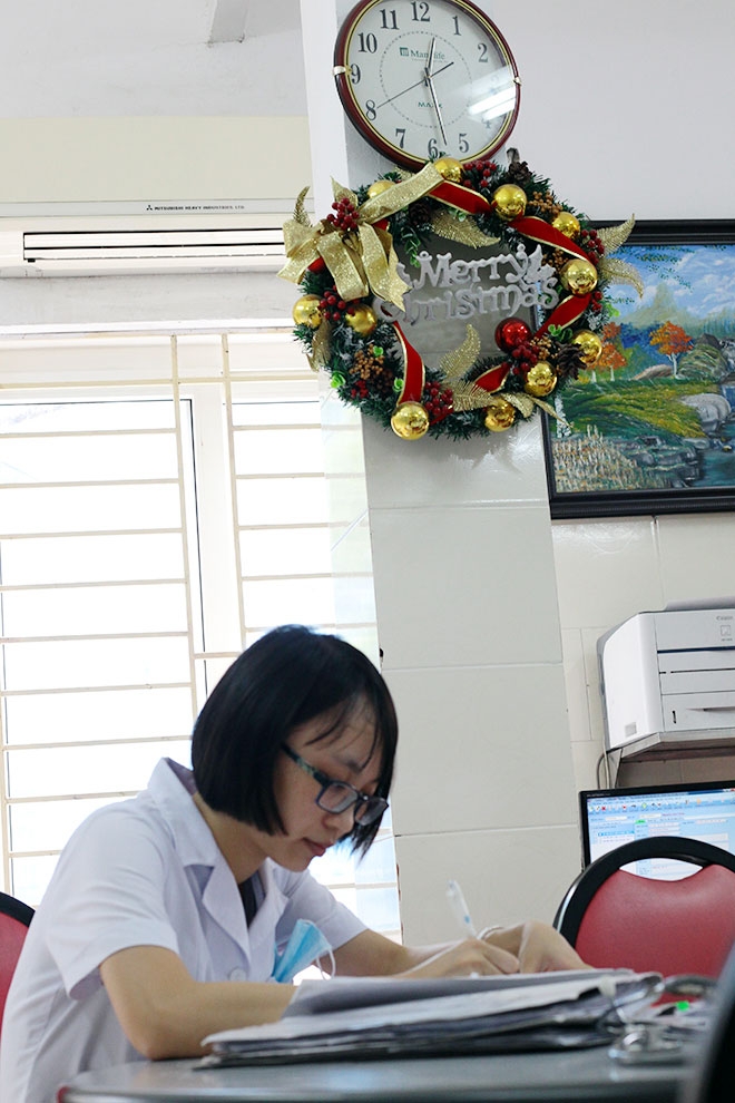 nu dieu duong mang thai sap de van cang minh chong sot xuat huyet hinh anh 2