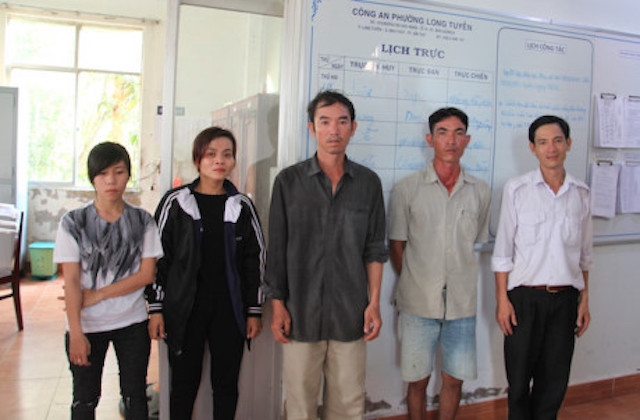 5 bị can tổ chức cướp điện thoại sau khi bị bắt /// Ảnh: Mai Trâm
