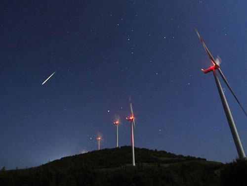 ệt sao băng bay qua bầu trời trong trận mưa sao băng Perseid ở một cánh đồng gió gần Bogdanci, phía nam của Skopje, Cộng hòa Macedonia. Ảnh: Reuters