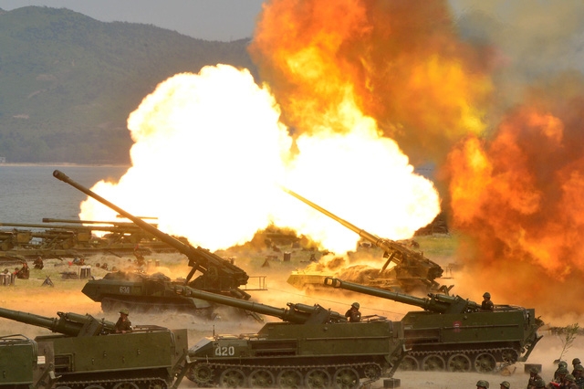 Các khẩu pháo đồng loạt khai hỏa trong cuộc tập trận tại Triều Tiên hôm 25/4 (Ảnh: Reuters)