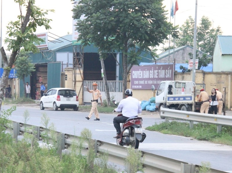 Xe máy lao vào CSGT, chạy ngược chiều trên cao tốc - ảnh 2