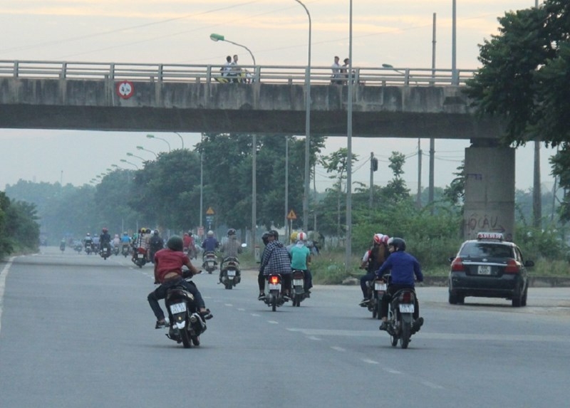Xe máy lao vào CSGT, chạy ngược chiều trên cao tốc - ảnh 6