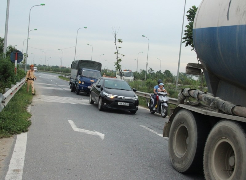 Xe máy lao vào CSGT, chạy ngược chiều trên cao tốc - ảnh 8