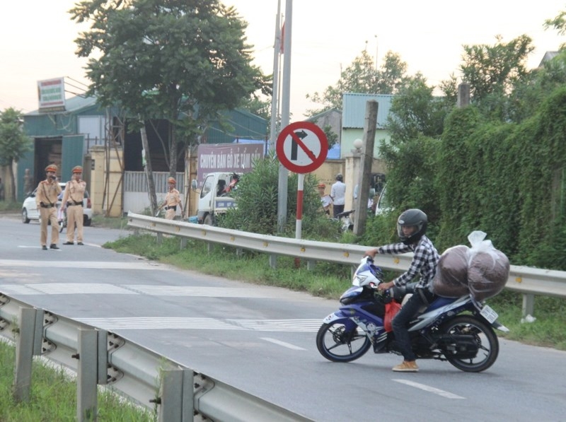 Xe máy lao vào CSGT, chạy ngược chiều trên cao tốc - ảnh 9