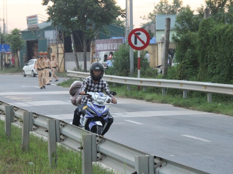 Xe máy lao vào CSGT, chạy ngược chiều trên cao tốc - ảnh 10
