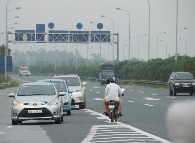 Xe máy lao vào CSGT, chạy ngược chiều trên cao tốc - ảnh 11