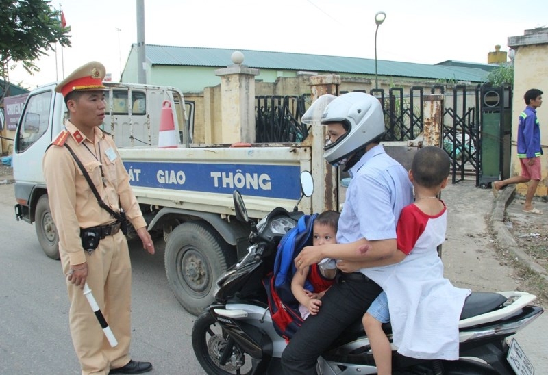 Xe máy lao vào CSGT, chạy ngược chiều trên cao tốc - ảnh 12