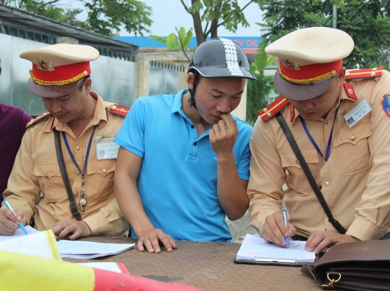 Xe máy lao vào CSGT, chạy ngược chiều trên cao tốc - ảnh 13
