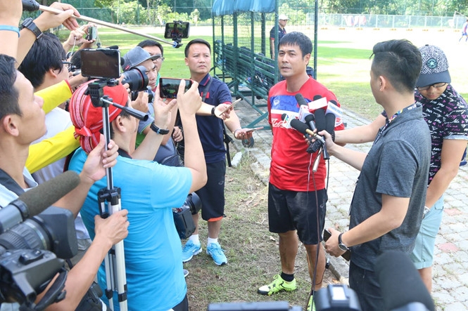 HLV trưởng U.22 Việt Nam Nguyễn Hữu Thắng trả lời báo chí vào chiều 12.8 /// Khả Hòa