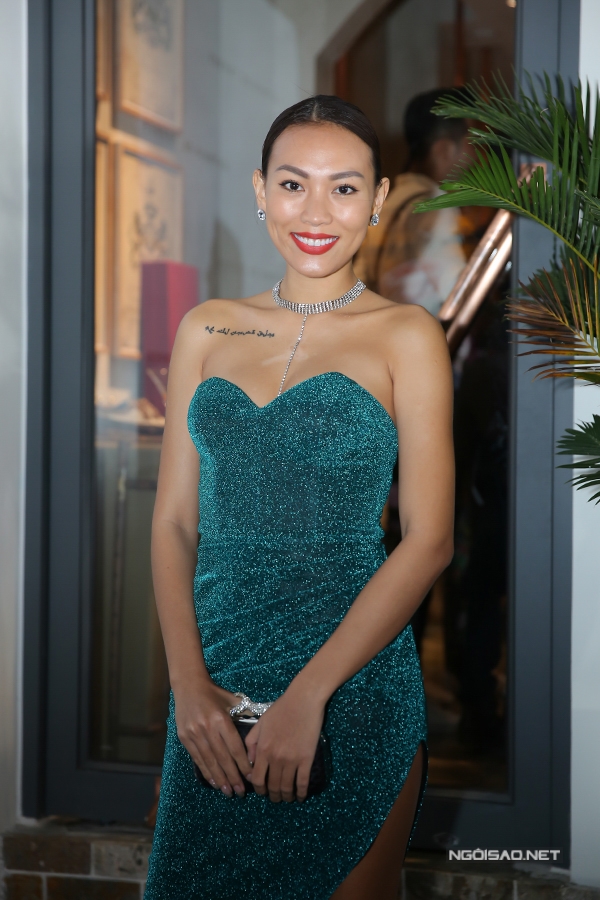 phi-thanh-van-tu-tin-khoe-nguc-va-vong-3-ngon-ngon-sau-dao-keo-5