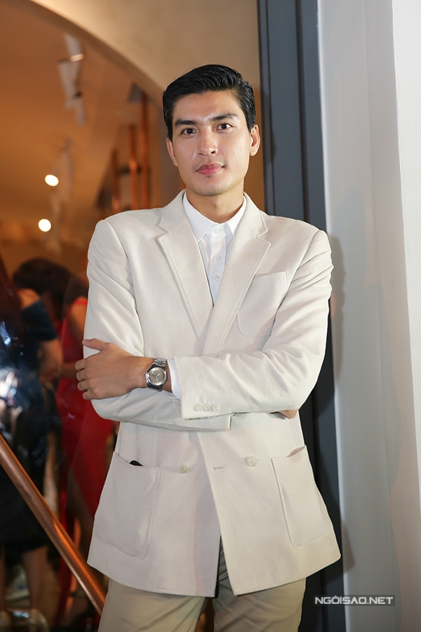 phi-thanh-van-tu-tin-khoe-nguc-va-vong-3-ngon-ngon-sau-dao-keo-6