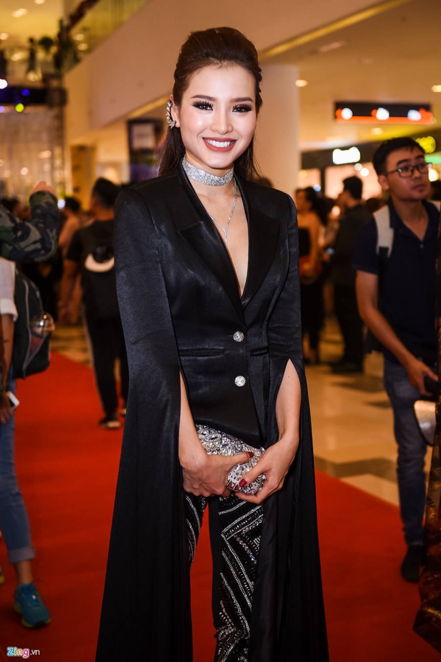 Phuong Trinh Jolie: 'Toi yeu va bo nhieu dan ong de tra thu cho me' hinh anh 1