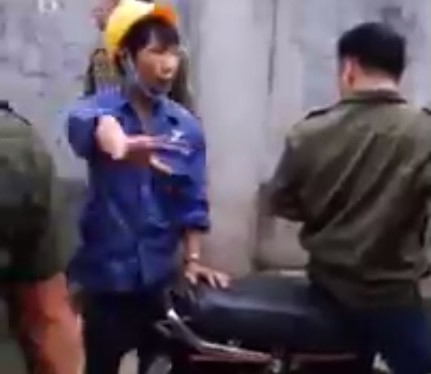 Truong cong an xa xin loi nguoi bi cong tay, ep dua ve tru so hinh anh 1