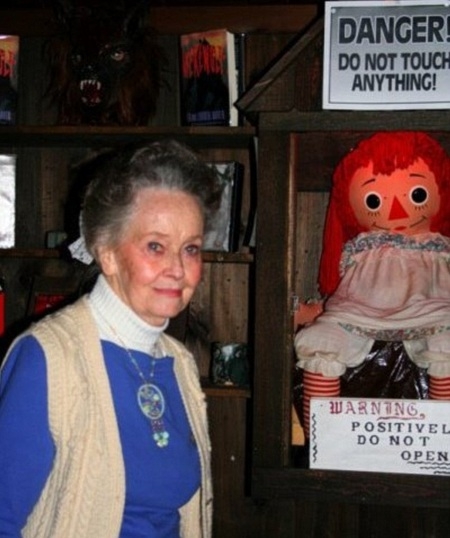 annabelle-tu-bup-be-gay-tranh-cai-den-bieu-tuong-kinh-di-3