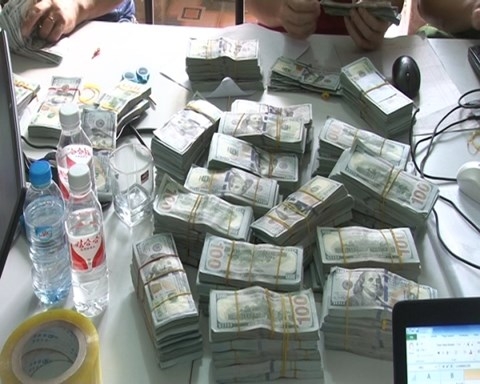 bat doi tuong van chuyen lau gan 1 trieu usd qua bien gioi hinh anh 2