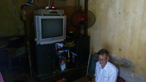 Hà Nội: 2 thế hệ cùng sinh sống trên nóc nhà vệ sinh công cộng ở phố Hàng Bạc - Ảnh 4.