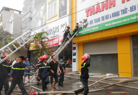 Cả phố náo loạn vì cửa hàng đèn trang trí bốc cháy - Ảnh 2.