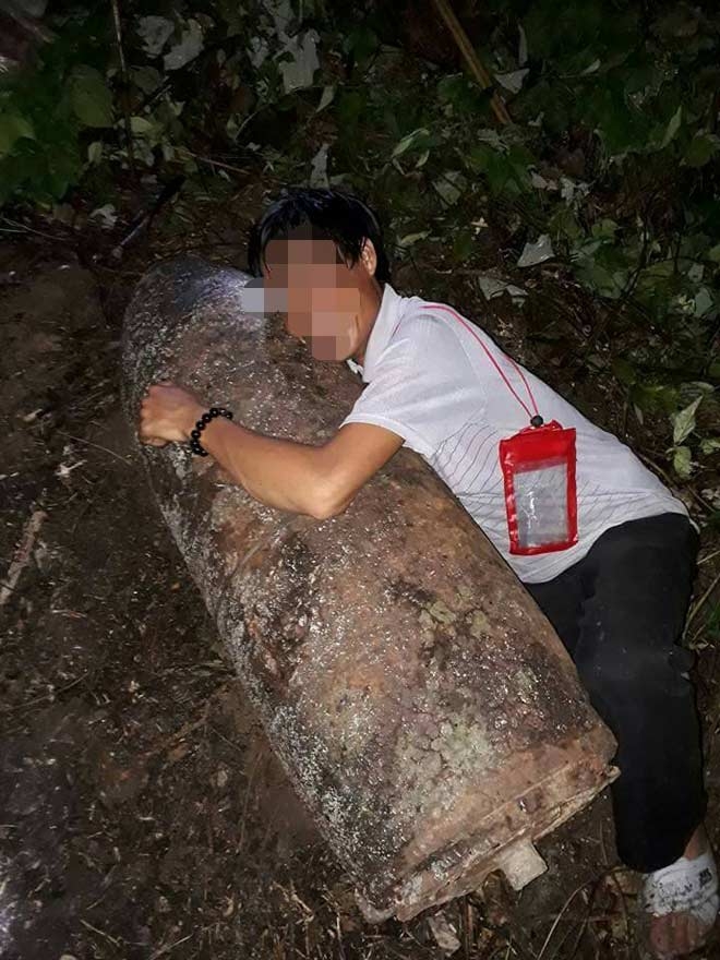 Phát hiện bom “khủng”, người đàn ông lao vào ôm để chụp ảnh “tự sướng” - 2