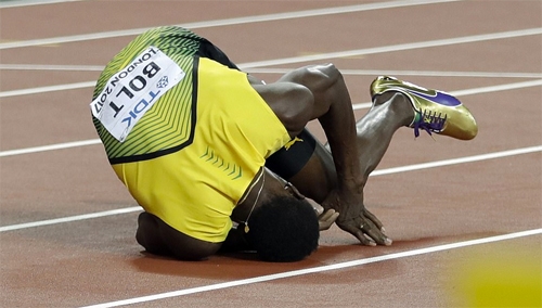 usain-bolt-nga-guc-tren-duong-chay-cuoi-cung-1