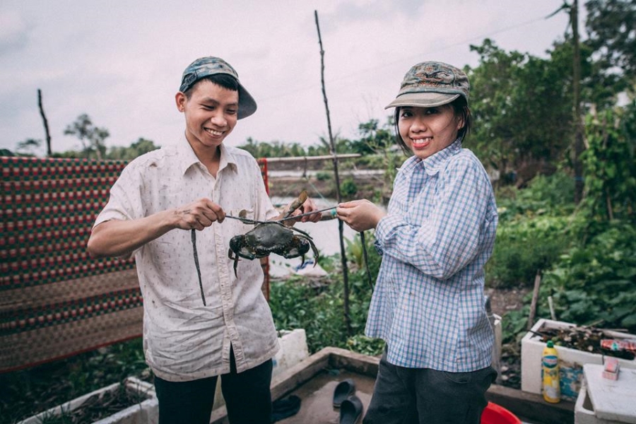 Anh cuoi phong cach nong dan 'chan lam tay bun' cua cap 9X hinh anh 7
