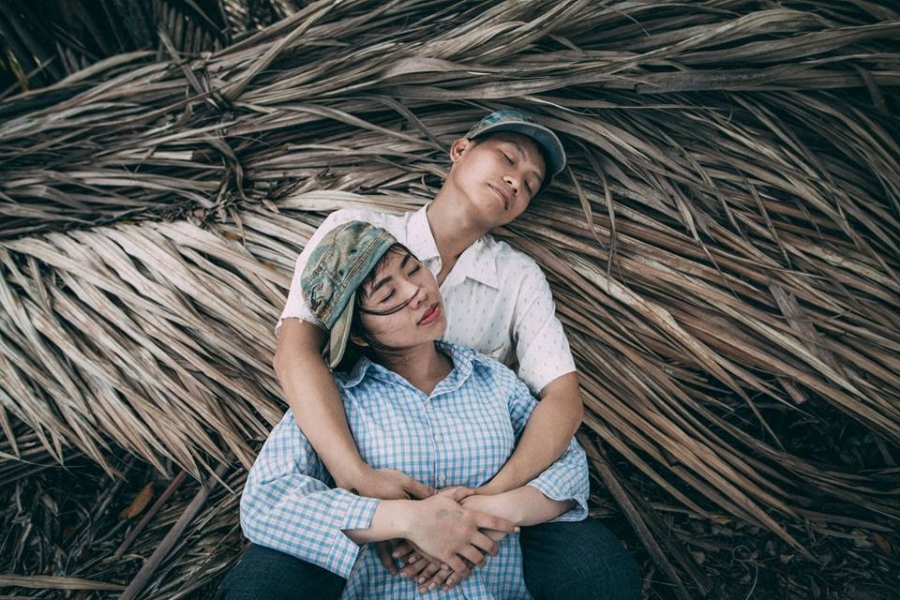 Anh cuoi phong cach nong dan 'chan lam tay bun' cua cap 9X hinh anh 10