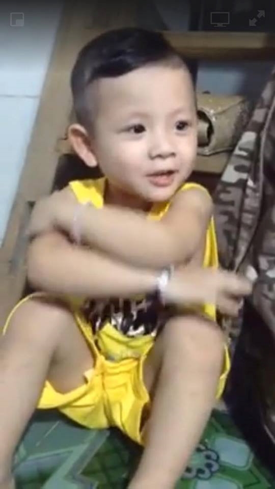 Cau be dang yeu vua meu mao vua hat 'Gui anh xa nho' hinh anh 3