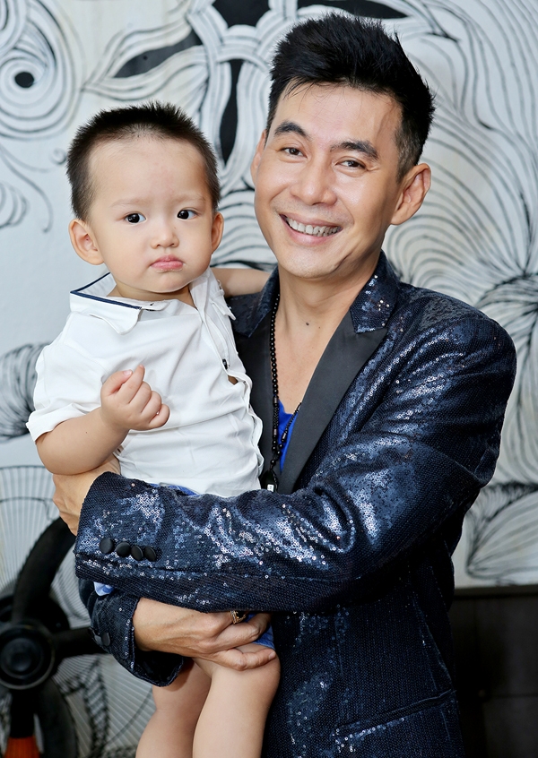 con-trai-phi-thanh-van-quan-quyt-ben-bo-nuoi-doan-truong-2