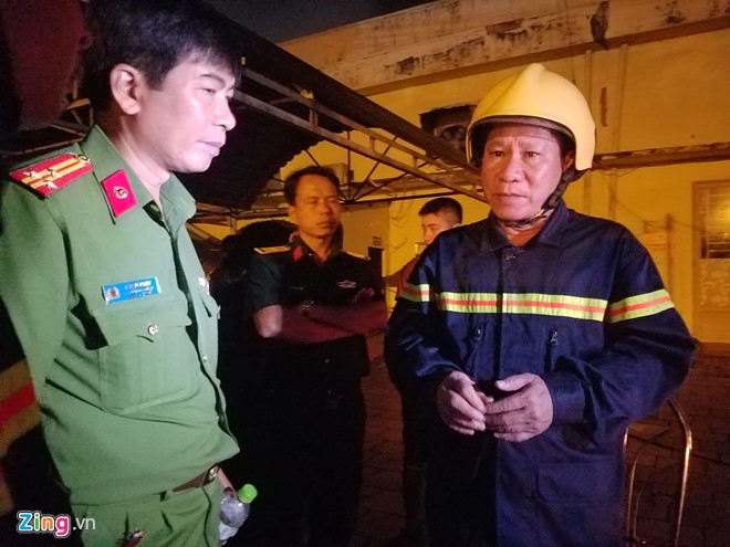 Hang tram canh sat dap dam chay lon tai xuong may o Sai Gon hinh anh 2