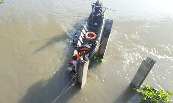 Thanh niên để lại xe máy, cuốn nhật ký trên cầu rồi nhảy xuống sông hình ảnh 1 Thanh nien de lai xe may, cuon nhat ky tren cau roi nhay xuong song hinh anh 1