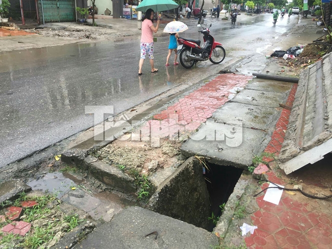 Cận cảnh những miệng cống “há mồm” chờ nuốt người dân - ảnh 5