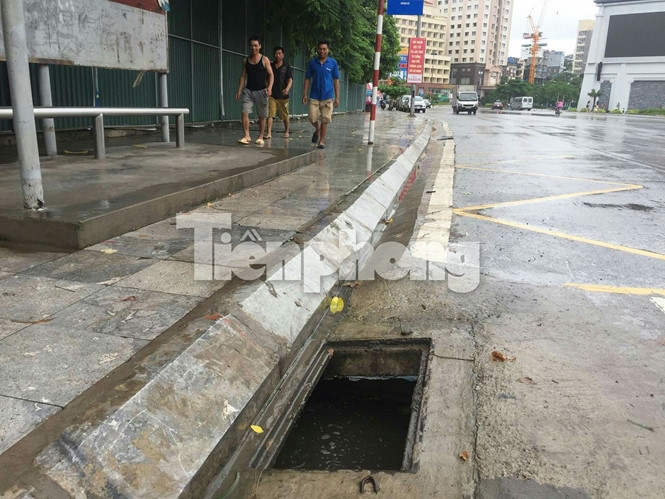 Cận cảnh những miệng cống “há mồm” chờ nuốt người dân - ảnh 8