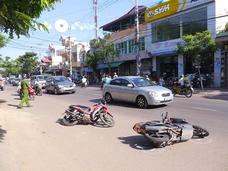 o to “dien” gay tai nan lien hoan, 6 xe may nam la liet tren duong hinh anh 2