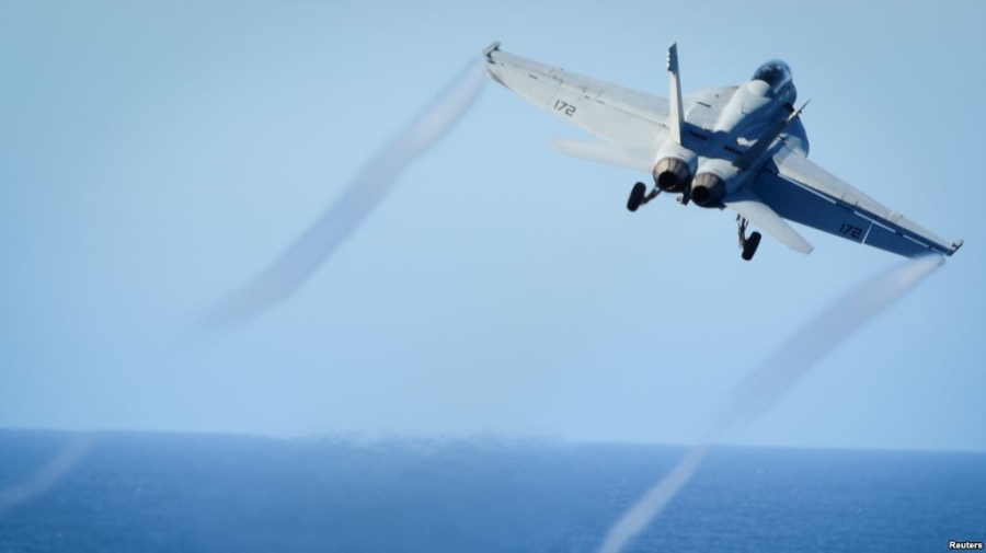 tiem kich f-18 cua my bi iran ap sat nguy hiem o vung vinh hinh anh 1