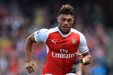 Tien ve Chamberlain lai lam kho Arsenal hinh anh