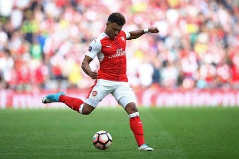 Tien ve Chamberlain lai lam kho Arsenal hinh anh 2