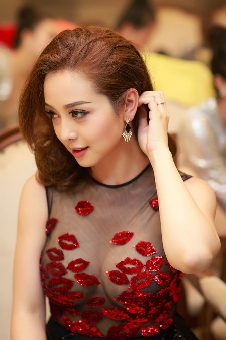 do sac hai hoa hau 3 con tre nhu gai tuoi 20 noi tieng showbiz viet hinh anh 12